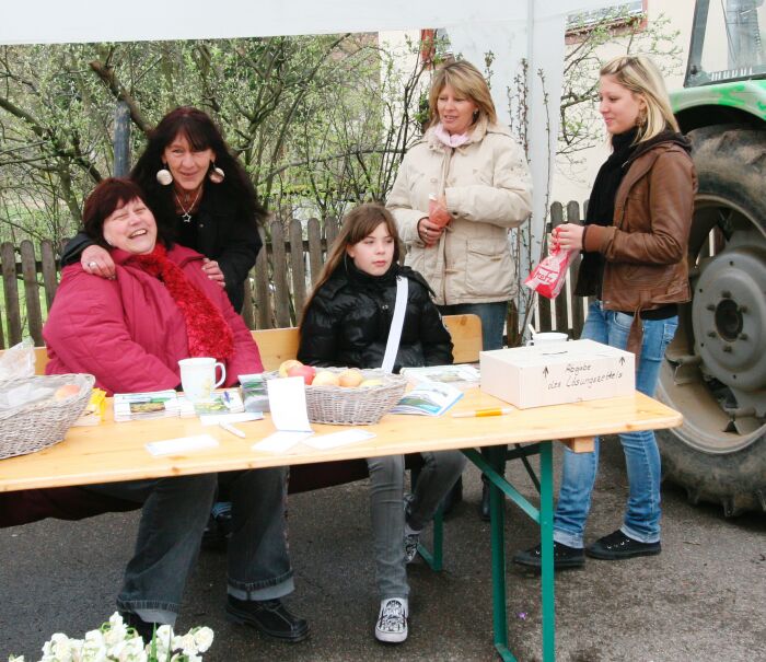 links Inge Schieber und ihre Schwester Elsbeth